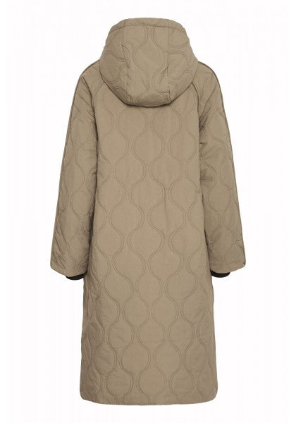 Abrigo acolchado largo, con capucha forrada con cordón ajustable. Bolsillos laterales con tapeta y botón automático.

Composición: 100% Poliamida.

Se recomienda lavar a mano o en lavadora hasta 30º. No usar lejía, planchar suavemente del revés hasta 110º y no usar secadora.