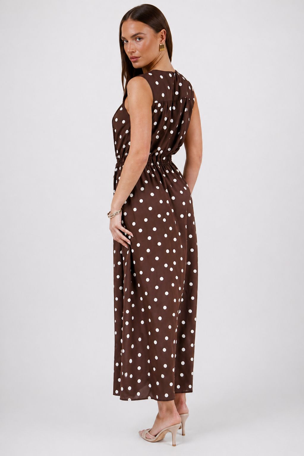 Vestido de tirante ancho, estampado de lunares y detalle lazada frontal.

Composición: 100% Poliéster.

Se recomienda lavar a mano o en lavadora hasta 30º. No usar lejía, planchar suavemente del revés hasta 110º y no usar secadora.