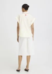 Camisa de manga de manga corta con dibujos bordados y detalle de cenefa en cuello y pecho.


Composición: 100% Algodón.


Se recomienda lavar a mano o en lavadora hasta 30º. No usar lejía, planchar suavemente del revés hasta 110º y no usar secadora.