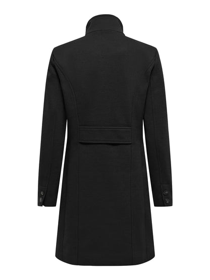 Abrigo de paño, de corte militar, con solapa cruzada y cuello chimenea.

Composición: 100% Poliéster.

Se recomienda lavar a mano o en lavadora hasta 30º. No usar lejía, planchar suavemente del revés hasta 110º y no usar secadora.