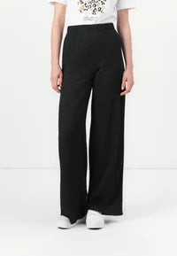 Pantalón ancho, con goma en cintura.

Composición: 99% Poliéster y 1% Elastano.

Se recomienda lavar a mano o en lavadora hasta 30º. No usar lejía, planchar suavemente del revés hasta 110º y no usar secadora.