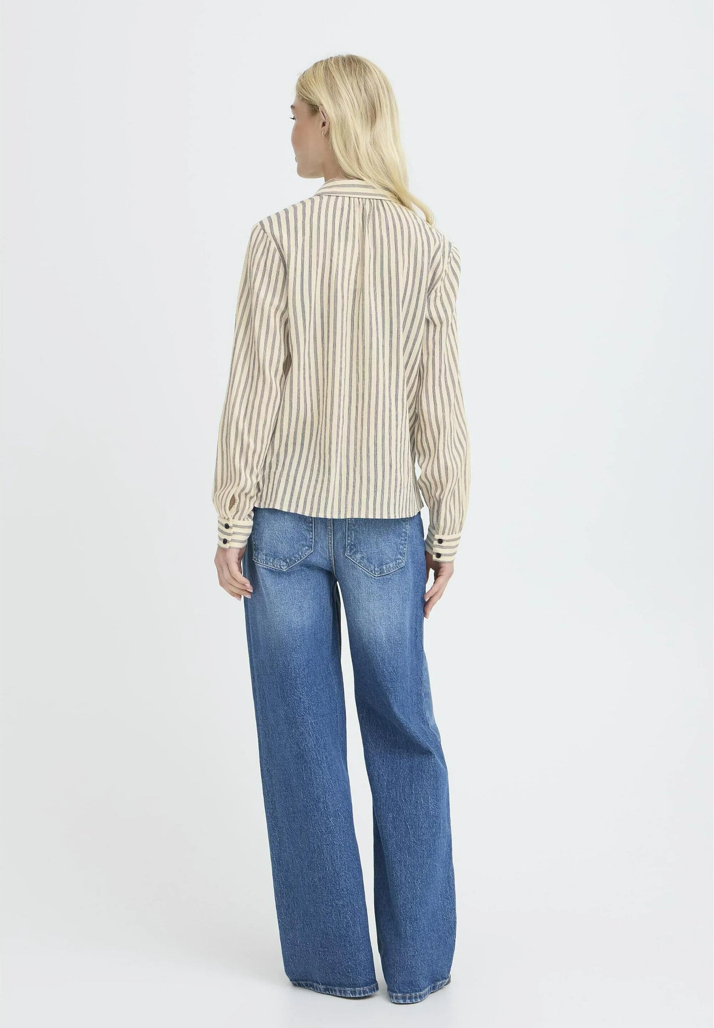 Camisa de manga larga, con rayas verticales en azul haciendo contraste.


Composición: 100% Algodón.


Se recomienda lavar a mano o en lavadora hasta 30º. No usar lejía, planchar suavemente del revés hasta 110º y no usar secadora.