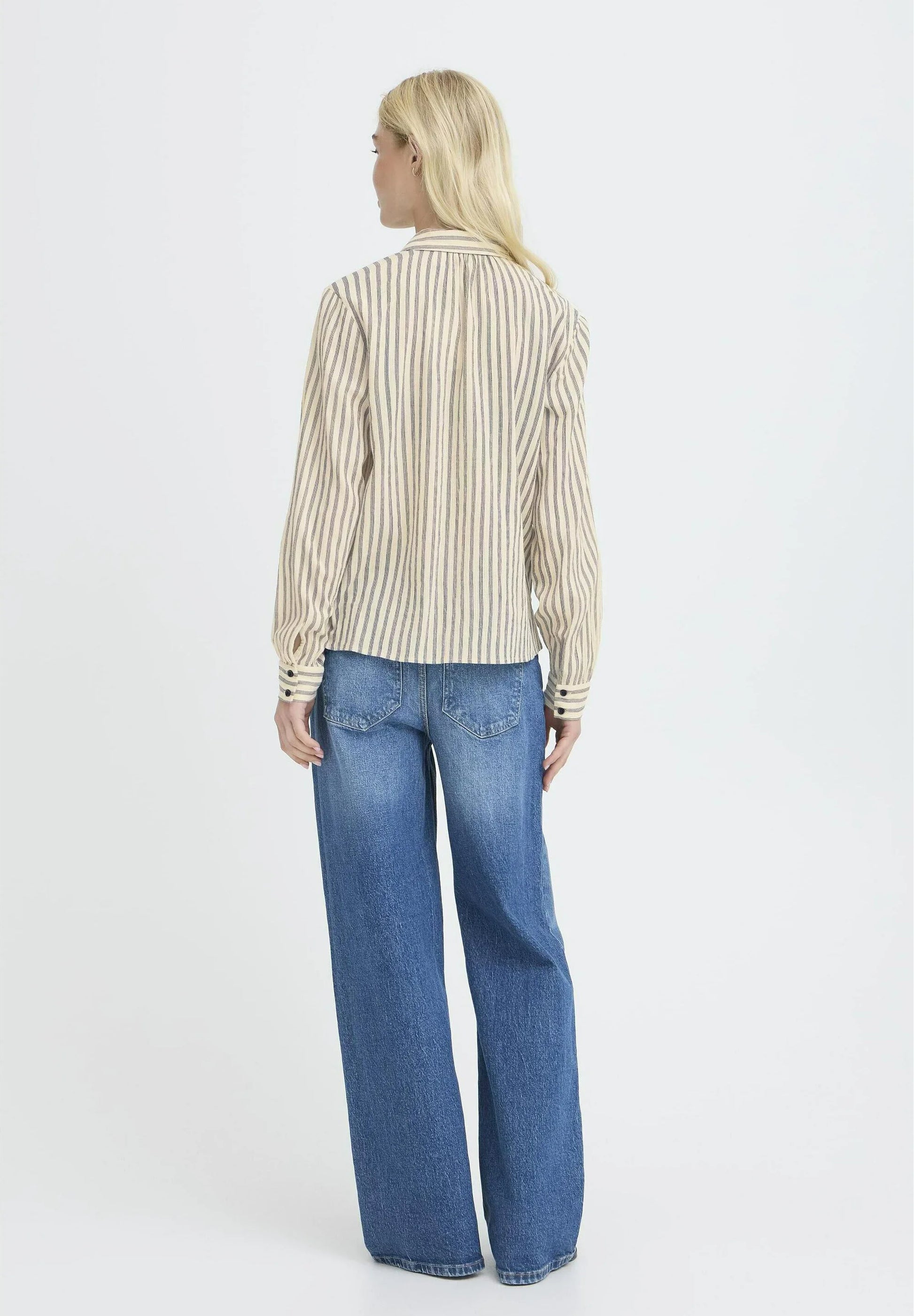 Camisa de manga larga, con rayas verticales en azul haciendo contraste.


Composición: 100% Algodón.


Se recomienda lavar a mano o en lavadora hasta 30º. No usar lejía, planchar suavemente del revés hasta 110º y no usar secadora.