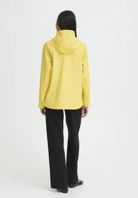 Chubasquero en color amarillo super llamativo y bonito.

Composición: 100% Poliéster.

Se recomienda lavar a mano o en lavadora hasta 30º. No usar lejía, planchar suavemente del revés hasta 110º y no usar secadora.