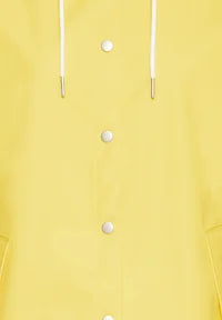 Chubasquero en color amarillo super llamativo y bonito.

Composición: 100% Poliéster.

Se recomienda lavar a mano o en lavadora hasta 30º. No usar lejía, planchar suavemente del revés hasta 110º y no usar secadora.