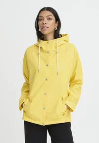 Chubasquero en color amarillo super llamativo y bonito.

Composición: 100% Poliéster.

Se recomienda lavar a mano o en lavadora hasta 30º. No usar lejía, planchar suavemente del revés hasta 110º y no usar secadora.