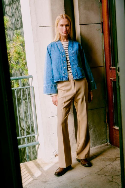 Jersey tipo sudadera, de manga francesa y rayas en marino.

Composición: 100% Algodón.

Se recomienda lavar a mano o en lavadora hasta 30º. No usar lejía, planchar suavemente del revés hasta 110º y no usar secadora.