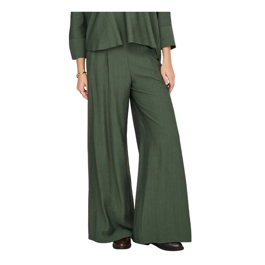 Pantalón ancho de pata, tipo palazzo, tejido fino, con goma en culete y con bolsillos que se adapta tanto a un look trotero, como al mas estiloso del evento.&nbsp;


Composición: 100% Poliéster.


Se recomienda lavar a mano o en lavadora hasta 30º. No usar lejía, planchar suavemente
del revés hasta 110º y no usar secadora.