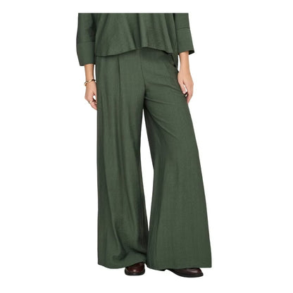 Pantalón ancho de pata, tipo palazzo, tejido fino, con goma en culete y con bolsillos que se adapta tanto a un look trotero, como al mas estiloso del evento.&nbsp;


Composición: 100% Poliéster.


Se recomienda lavar a mano o en lavadora hasta 30º. No usar lejía, planchar suavemente
del revés hasta 110º y no usar secadora.