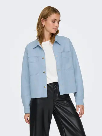 Cazadora tipo antelina corta, con botones tipo clip y bolsillos.

Composición: 95% Poliéster y 5% Elastano.

Se recomienda lavar a mano o en lavadora hasta 30º. No usar lejía, planchar suavemente del revés hasta 110º y no usar secadora.