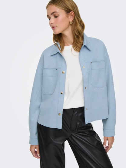 Cazadora tipo antelina corta, con botones tipo clip y bolsillos.

Composición: 95% Poliéster y 5% Elastano.

Se recomienda lavar a mano o en lavadora hasta 30º. No usar lejía, planchar suavemente del revés hasta 110º y no usar secadora.