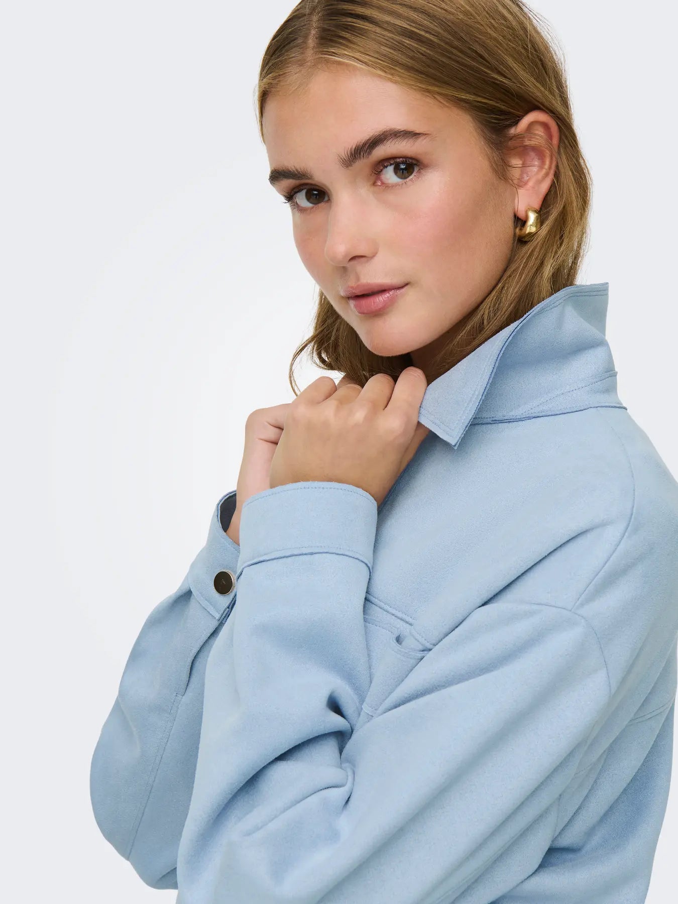 Cazadora tipo antelina corta, con botones tipo clip y bolsillos.

Composición: 95% Poliéster y 5% Elastano.

Se recomienda lavar a mano o en lavadora hasta 30º. No usar lejía, planchar suavemente del revés hasta 110º y no usar secadora.