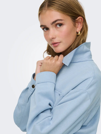 Cazadora tipo antelina corta, con botones tipo clip y bolsillos.

Composición: 95% Poliéster y 5% Elastano.

Se recomienda lavar a mano o en lavadora hasta 30º. No usar lejía, planchar suavemente del revés hasta 110º y no usar secadora.