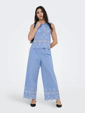 Pantalón fresco, con bolsillos y goma en cintura. Precioso troquelado en parte baja del pantalón.


Composición: 100% Algodón.


Se recomienda lavar a mano o en lavadora hasta 30º. No usar lejía, planchar suavemente
del revés hasta 110º y no usar secadora.