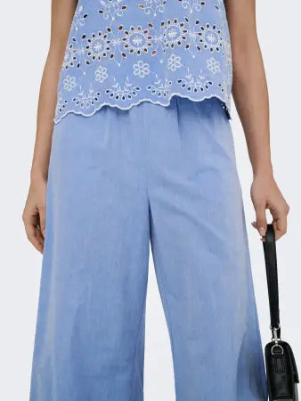 Pantalón fresco, con bolsillos y goma en cintura. Precioso troquelado en parte baja del pantalón.


Composición: 100% Algodón.


Se recomienda lavar a mano o en lavadora hasta 30º. No usar lejía, planchar suavemente
del revés hasta 110º y no usar secadora.