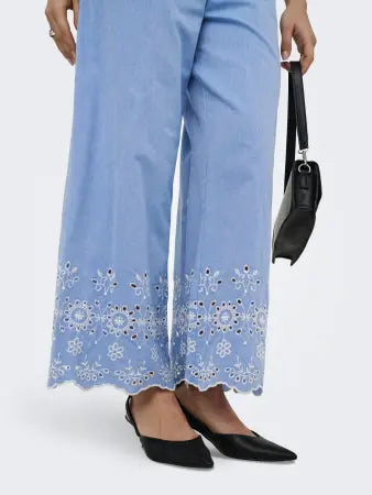 Pantalón fresco, con bolsillos y goma en cintura. Precioso troquelado en parte baja del pantalón.


Composición: 100% Algodón.


Se recomienda lavar a mano o en lavadora hasta 30º. No usar lejía, planchar suavemente
del revés hasta 110º y no usar secadora.