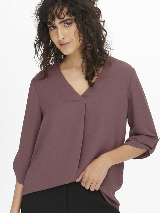 Blusa con escote en pico y manga francesa recogida con un botón. Tejido suave que no necesita plancha.  Composición: 100% Poliéster.  Se recomienda lavar a mano o en lavadora hasta 30º. No usar lejía, planchar suavemente del revés hasta 110º y no usar secadora.