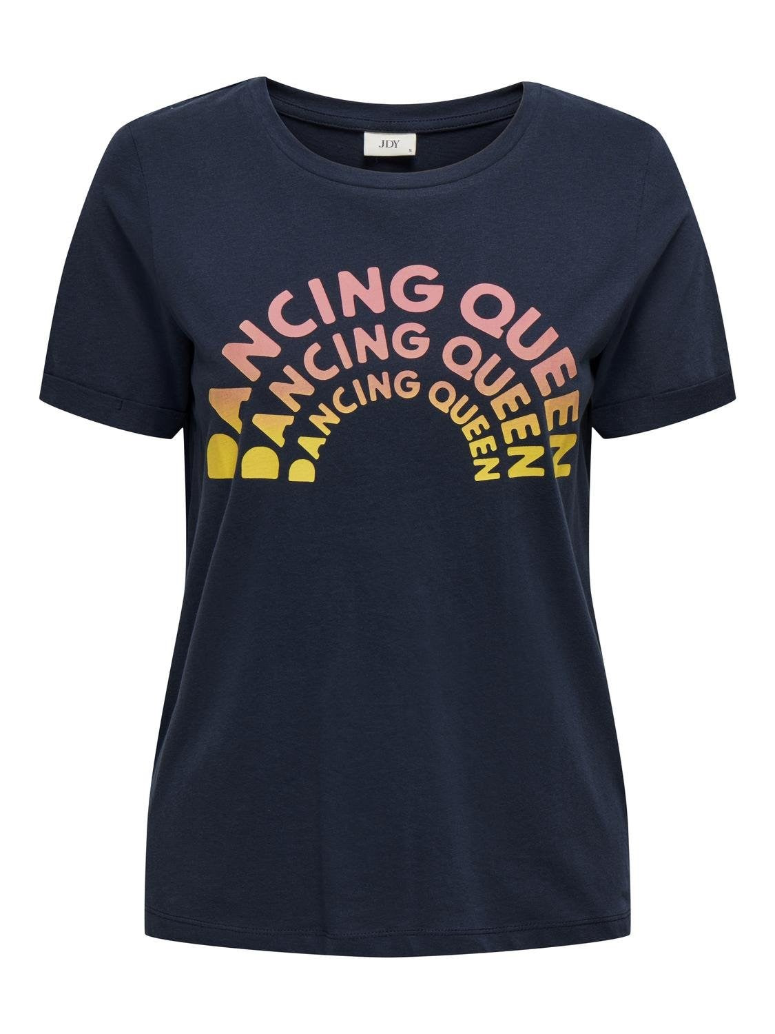 Camiseta de manga corta con frase DANCING QUEEN en pecho.  Composición; 100% Algodón.  Se recomienda lavar a mano o en lavadora hasta 30º. No usar lejía, planchar suavemente del revés hasta 110º y no usar secadora.