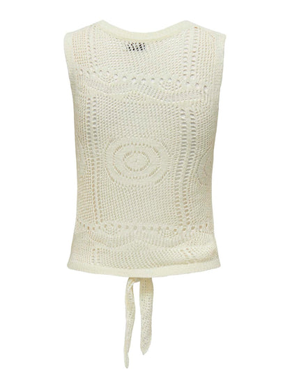 Top de punto fino tipo crochet, con lazada en la cintura. Tejido fresco y transpirable.  Composición: 55% Acrílico y 45% Nailon.  Se recomienda lavar a mano o en lavadora hasta 30º. No usar lejía, planchar suavemente del revés hasta 110º y no usar secadora.