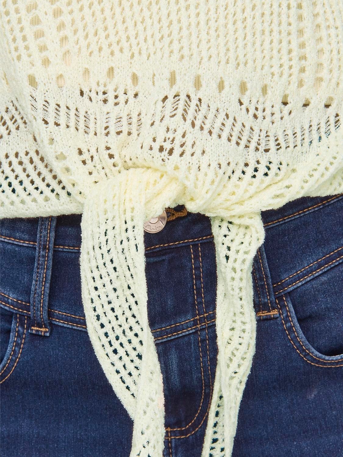 Top de punto fino tipo crochet, con lazada en la cintura. Tejido fresco y transpirable.  Composición: 55% Acrílico y 45% Nailon.  Se recomienda lavar a mano o en lavadora hasta 30º. No usar lejía, planchar suavemente del revés hasta 110º y no usar secadora.