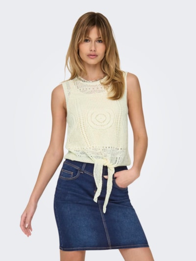 Top de punto fino tipo crochet, con lazada en la cintura. Tejido fresco y transpirable.  Composición: 55% Acrílico y 45% Nailon.  Se recomienda lavar a mano o en lavadora hasta 30º. No usar lejía, planchar suavemente del revés hasta 110º y no usar secadora.