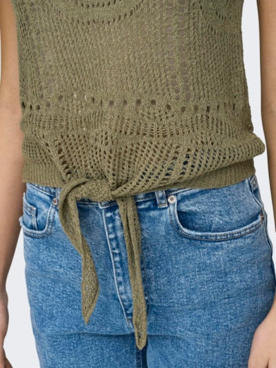 Top de punto fino tipo crochet, con lazada en la cintura. Tejido fresco y transpirable.  Composición: 55% Acrílico y 45% Nailon.  Se recomienda lavar a mano o en lavadora hasta 30º. No usar lejía, planchar suavemente del revés hasta 110º y no usar secadora.