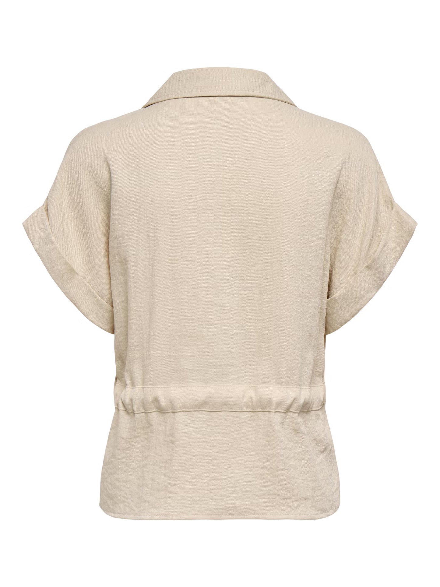 Sobrecamisa con cuello de camisa, manga corta, cinturón con lazo y cremallera.

Composición: 85% Viscosa y 15% Nylon.

Se recomienda lavar a mano o en lavadora hasta 30º. No usar lejía, planchar suavemente del revés hasta 110º y no usar secadora.