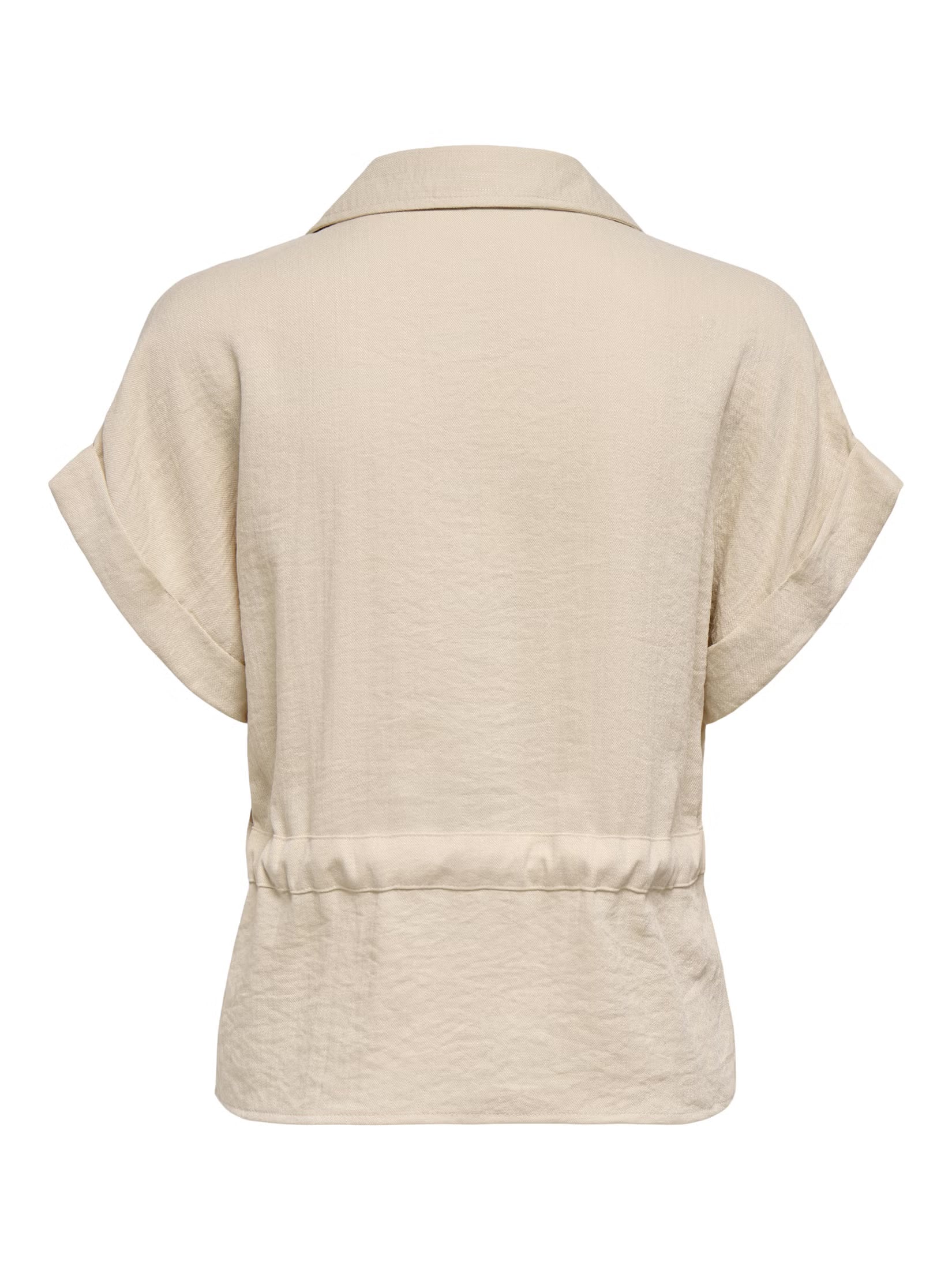 Sobrecamisa con cuello de camisa, manga corta, cinturón con lazo y cremallera.

Composición: 85% Viscosa y 15% Nylon.

Se recomienda lavar a mano o en lavadora hasta 30º. No usar lejía, planchar suavemente del revés hasta 110º y no usar secadora.