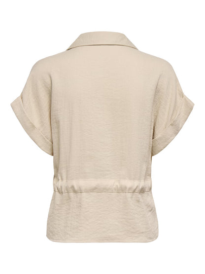 Sobrecamisa con cuello de camisa, manga corta, cinturón con lazo y cremallera.

Composición: 85% Viscosa y 15% Nylon.

Se recomienda lavar a mano o en lavadora hasta 30º. No usar lejía, planchar suavemente del revés hasta 110º y no usar secadora.