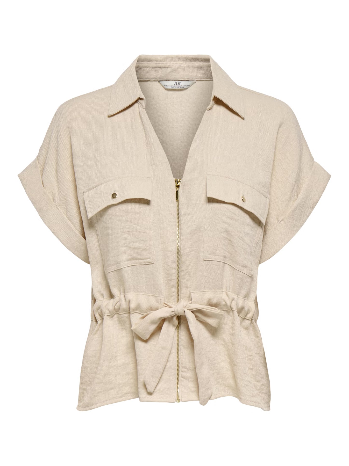 Sobrecamisa con cuello de camisa, manga corta, cinturón con lazo y cremallera.

Composición: 85% Viscosa y 15% Nylon.

Se recomienda lavar a mano o en lavadora hasta 30º. No usar lejía, planchar suavemente del revés hasta 110º y no usar secadora.