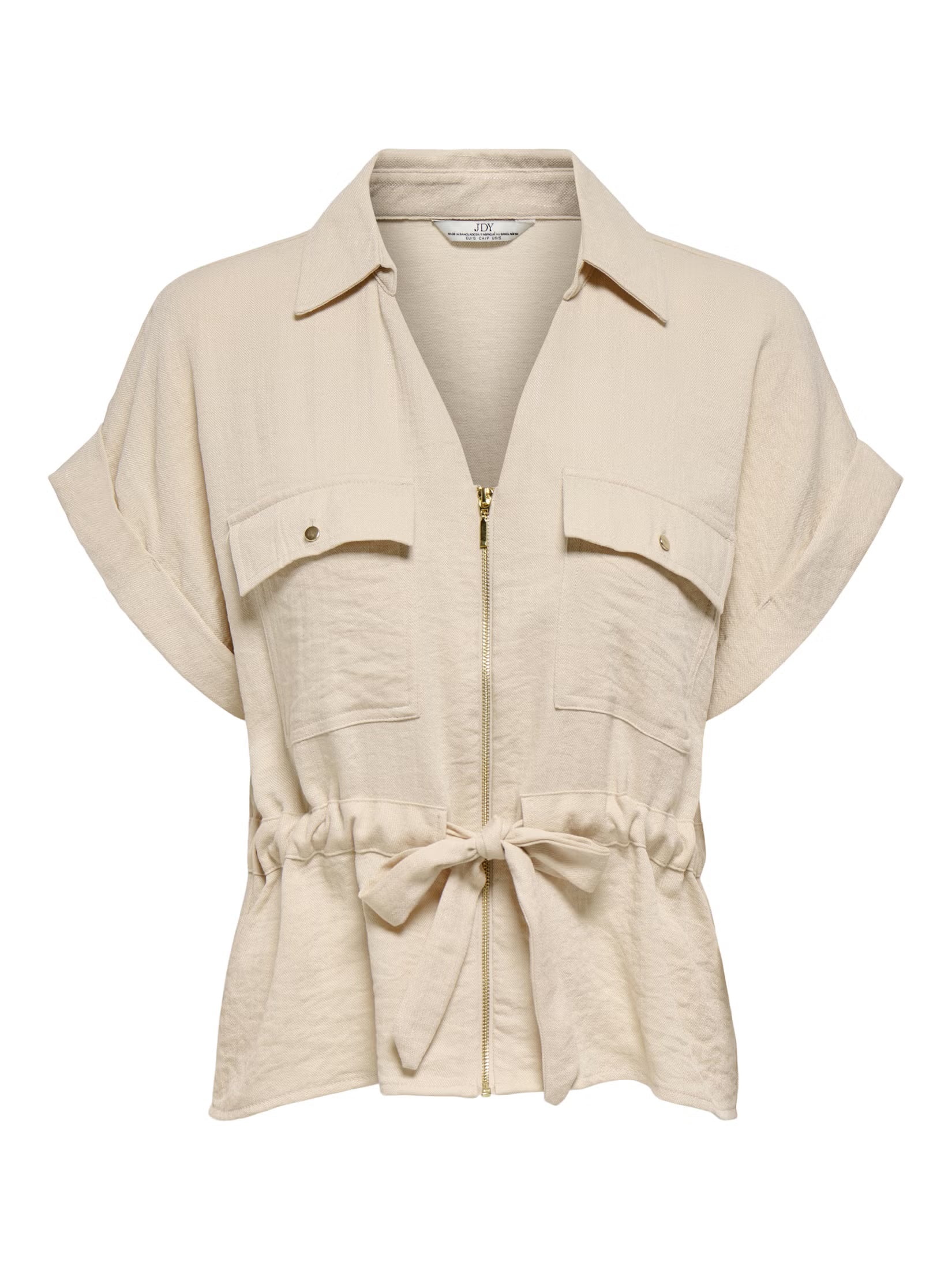 Sobrecamisa con cuello de camisa, manga corta, cinturón con lazo y cremallera.

Composición: 85% Viscosa y 15% Nylon.

Se recomienda lavar a mano o en lavadora hasta 30º. No usar lejía, planchar suavemente del revés hasta 110º y no usar secadora.