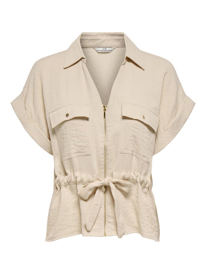 Sobrecamisa con cuello de camisa, manga corta, cinturón con lazo y cremallera.

Composición: 85% Viscosa y 15% Nylon.

Se recomienda lavar a mano o en lavadora hasta 30º. No usar lejía, planchar suavemente del revés hasta 110º y no usar secadora.