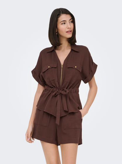 Sobrecamisa con cuello de camisa, manga corta, cinturón con lazo y cremallera.

Composición: 85% Viscosa y 15% Nylon.

Se recomienda lavar a mano o en lavadora hasta 30º. No usar lejía, planchar suavemente del revés hasta 110º y no usar secadora.