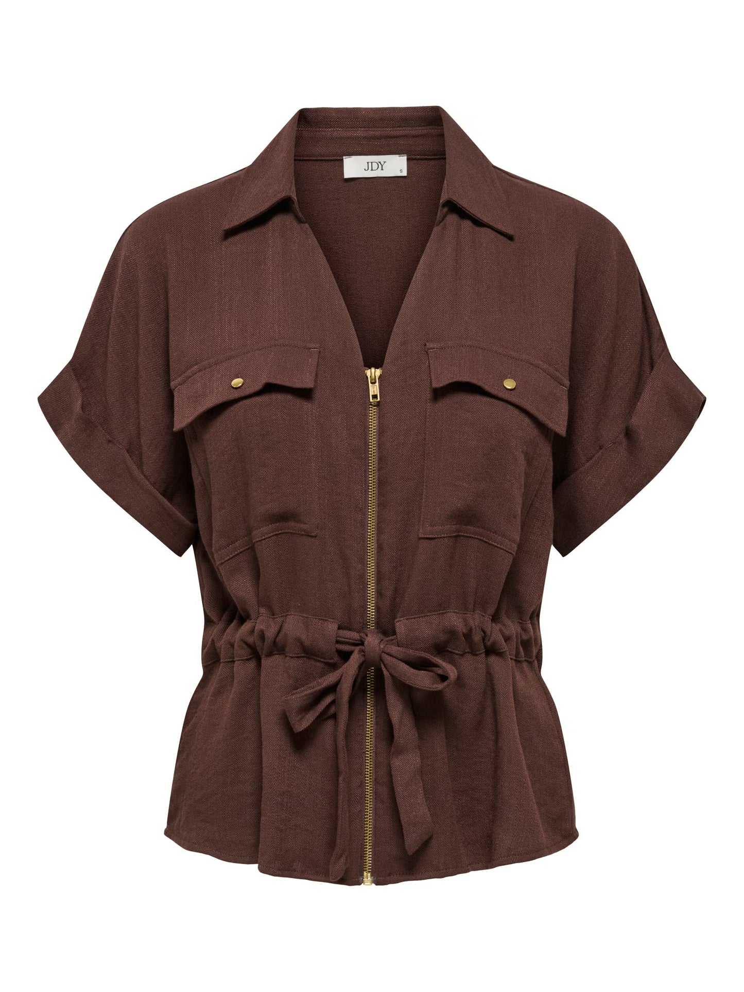 Sobrecamisa con cuello de camisa, manga corta, cinturón con lazo y cremallera.

Composición: 85% Viscosa y 15% Nylon.

Se recomienda lavar a mano o en lavadora hasta 30º. No usar lejía, planchar suavemente del revés hasta 110º y no usar secadora.