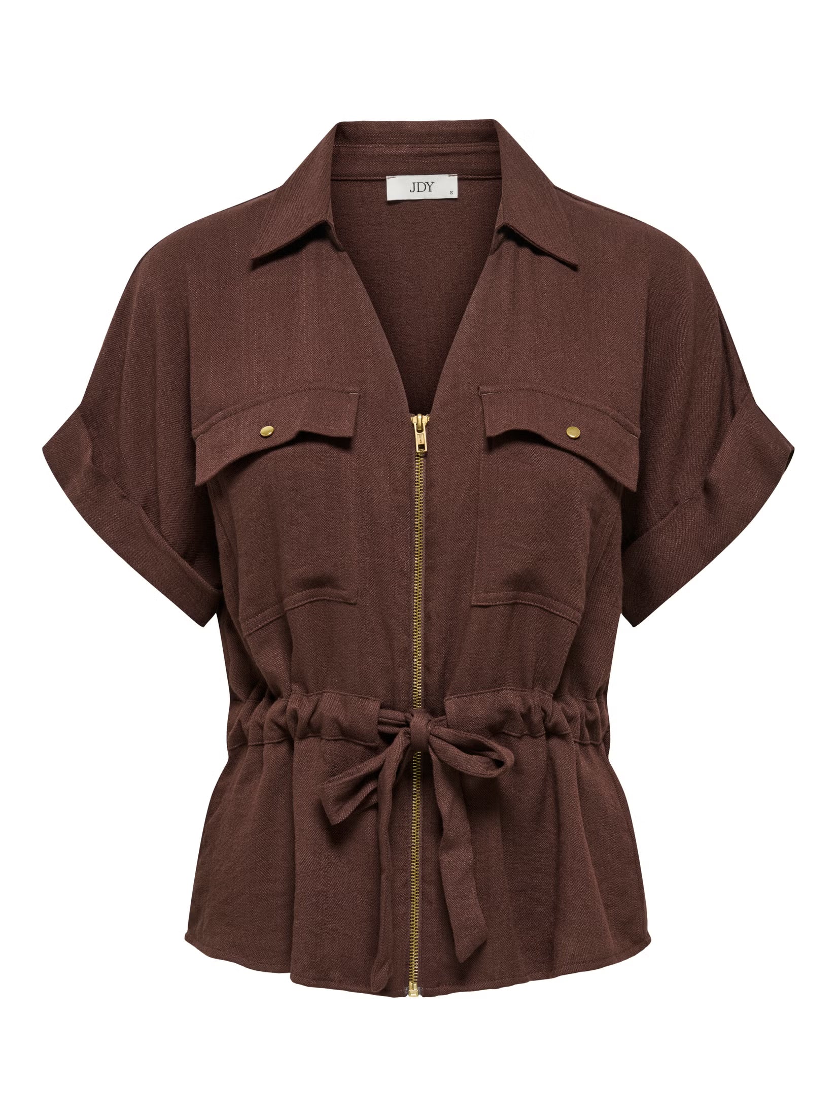 Sobrecamisa con cuello de camisa, manga corta, cinturón con lazo y cremallera.

Composición: 85% Viscosa y 15% Nylon.

Se recomienda lavar a mano o en lavadora hasta 30º. No usar lejía, planchar suavemente del revés hasta 110º y no usar secadora.