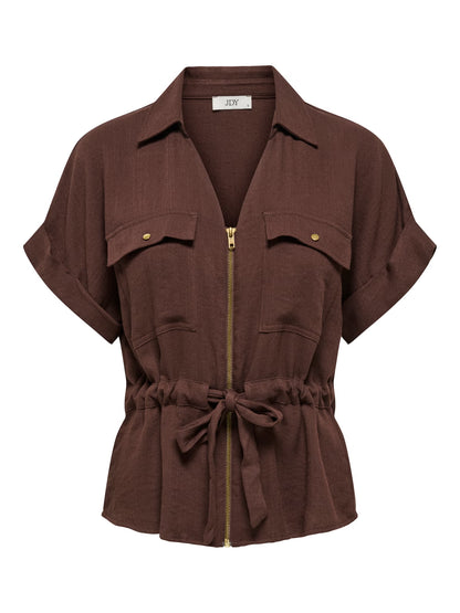 Sobrecamisa con cuello de camisa, manga corta, cinturón con lazo y cremallera.

Composición: 85% Viscosa y 15% Nylon.

Se recomienda lavar a mano o en lavadora hasta 30º. No usar lejía, planchar suavemente del revés hasta 110º y no usar secadora.