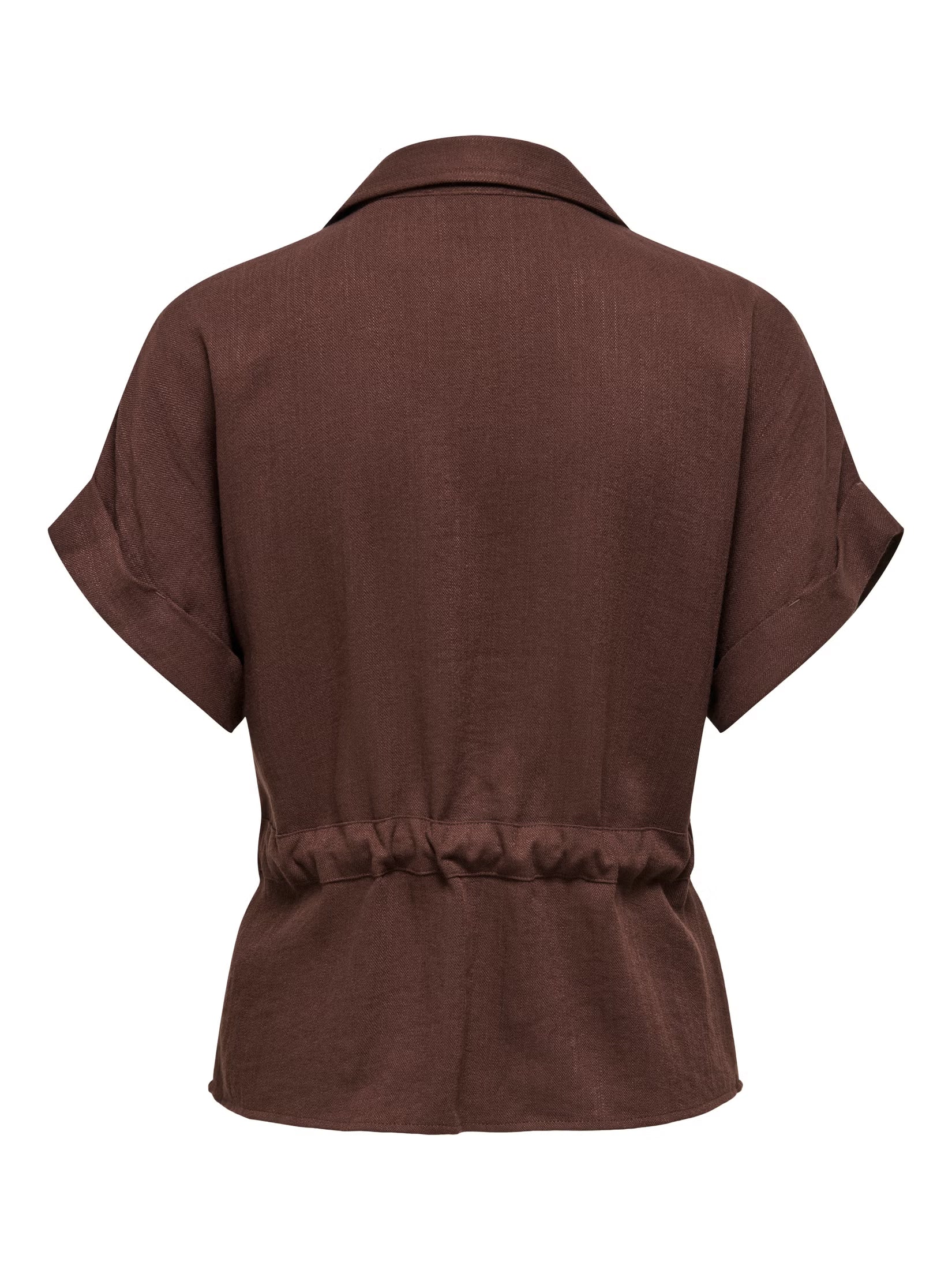 Sobrecamisa con cuello de camisa, manga corta, cinturón con lazo y cremallera.

Composición: 85% Viscosa y 15% Nylon.

Se recomienda lavar a mano o en lavadora hasta 30º. No usar lejía, planchar suavemente del revés hasta 110º y no usar secadora.
