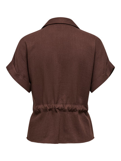 Sobrecamisa con cuello de camisa, manga corta, cinturón con lazo y cremallera.

Composición: 85% Viscosa y 15% Nylon.

Se recomienda lavar a mano o en lavadora hasta 30º. No usar lejía, planchar suavemente del revés hasta 110º y no usar secadora.