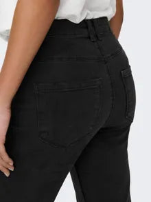 Pantalón vaquero negro, acampanado en la parte inferior.


Composición: 71% Algodón, 27% Poliéster y 2% Elastano.


Se recomienda lavar a mano o en lavadora hasta 30º. No usar lejía, planchar suavemente
del revés hasta 110º y no usar secadora.