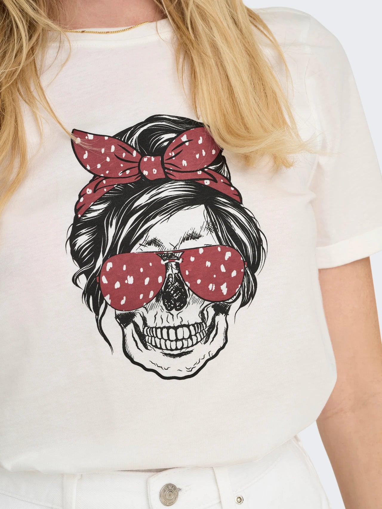Camiseta de algodón de tejido muy agradable, y estampación de calavera.

Composición: 100% Algodón orgánico.

Se recomienda lavar a mano o en lavadora hasta 30º. No usar lejía, planchar suavemente del revés hasta 110º y no usar secadora.