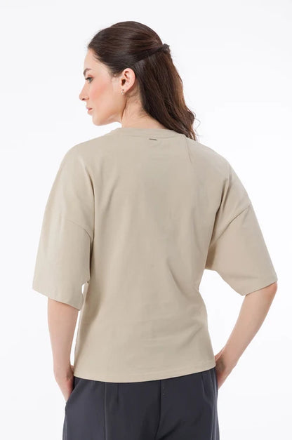 Camiseta de manga corta en tono beige con original aplicación floral en relieve y pequeños detalles decorativos. Su diseño combina sencillez y un toque artesanal que aporta personalidad. El tejido de algodón ofrece suavidad y comodidad para el día a día. Una prenda especial que añade un aire delicado y creativo a cualquier look.

Composición: !00% Algodón.

Se recomienda lavar a mano o en lavadora hasta 30º. No usar lejía, planchar suavemente del revés hasta 110º y no usar secadora.