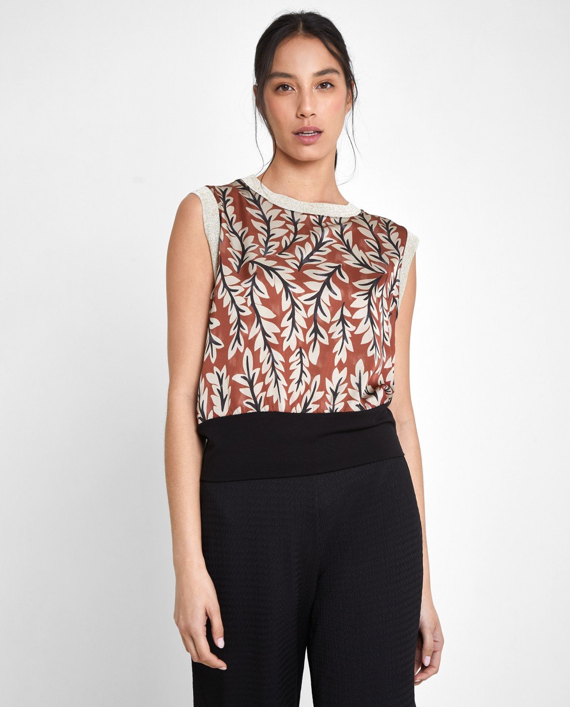 Camiseta estampada sin manga y cuello redondo cerrado

Composición: 100% Poliéster.

Se recomienda lavar a mano o en lavadora hasta 30º. No usar lejía, planchar suavemente del revés hasta 110º y no usar secadora.