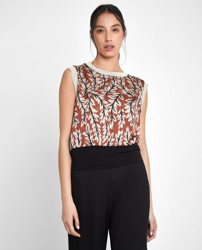 Camiseta estampada sin manga y cuello redondo cerrado

Composición: 100% Poliéster.

Se recomienda lavar a mano o en lavadora hasta 30º. No usar lejía, planchar suavemente del revés hasta 110º y no usar secadora.