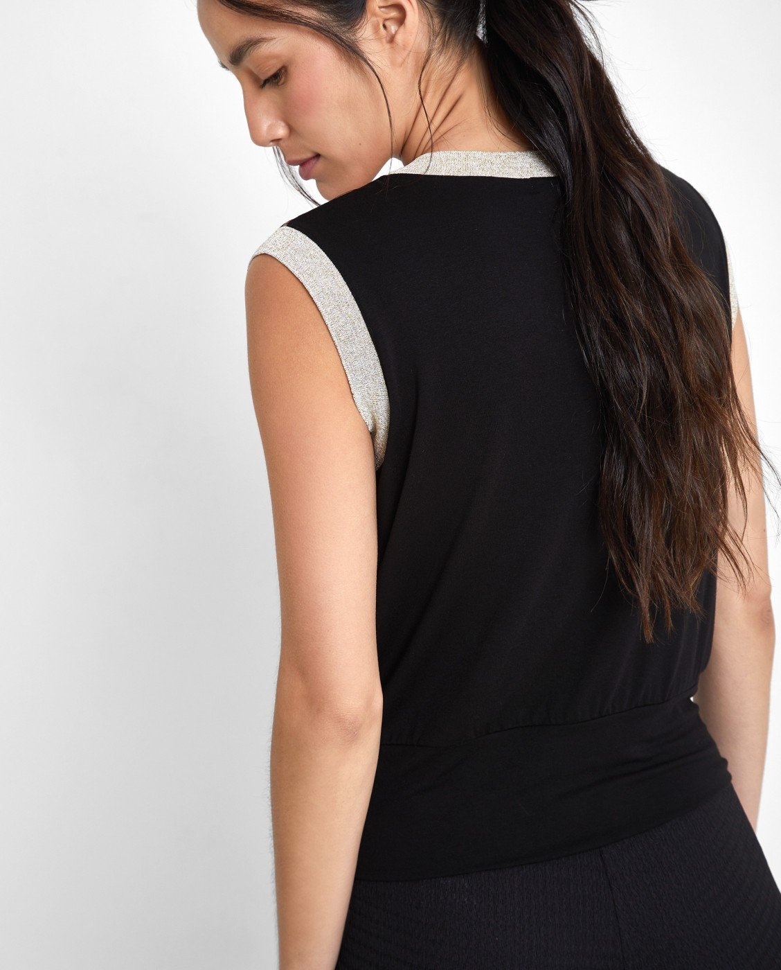 Camiseta estampada sin manga y cuello redondo cerrado

Composición: 100% Poliéster.

Se recomienda lavar a mano o en lavadora hasta 30º. No usar lejía, planchar suavemente del revés hasta 110º y no usar secadora.