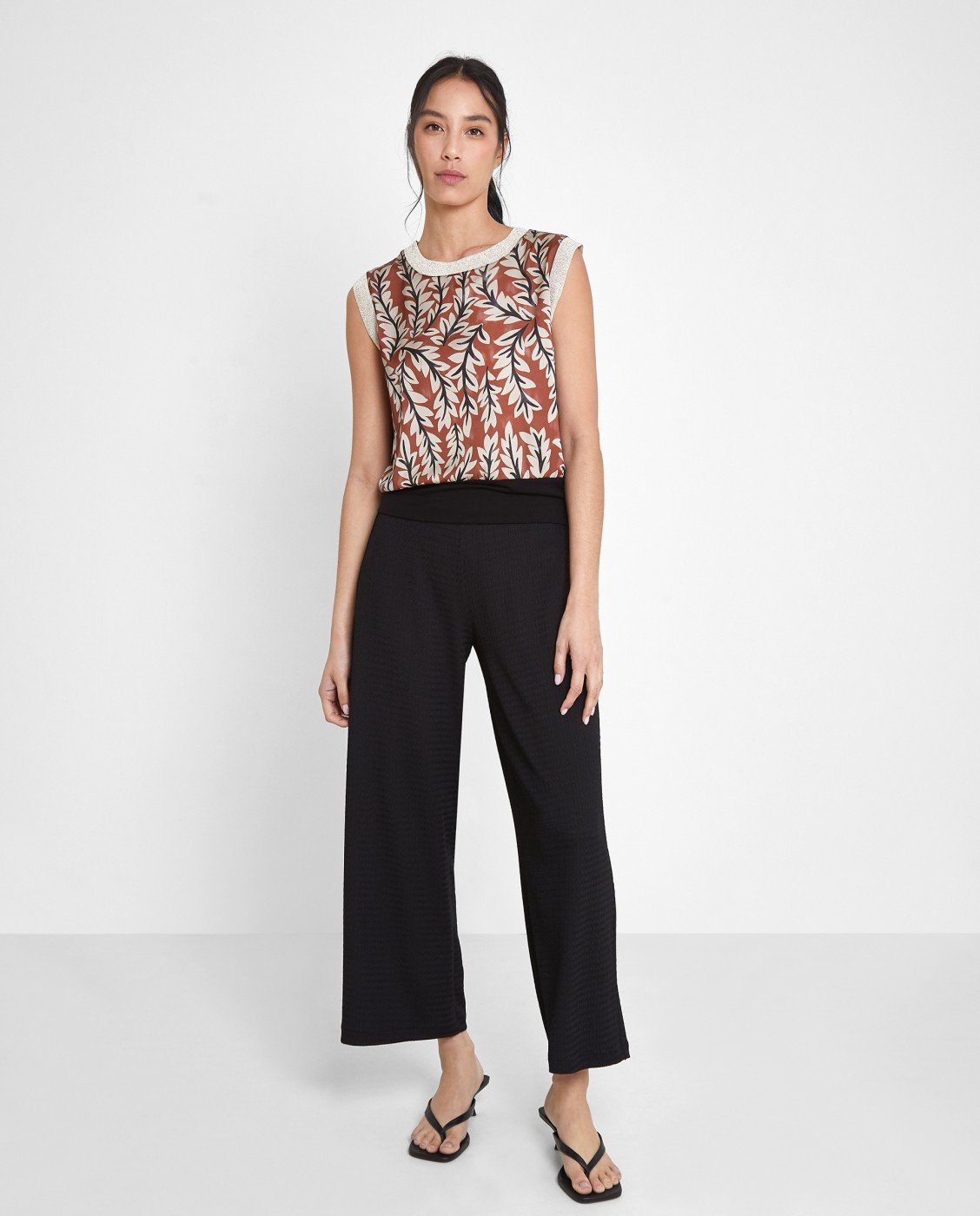 Camiseta estampada sin manga y cuello redondo cerrado

Composición: 100% Poliéster.

Se recomienda lavar a mano o en lavadora hasta 30º. No usar lejía, planchar suavemente del revés hasta 110º y no usar secadora.