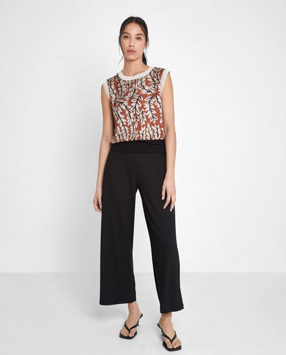 Camiseta estampada sin manga y cuello redondo cerrado

Composición: 100% Poliéster.

Se recomienda lavar a mano o en lavadora hasta 30º. No usar lejía, planchar suavemente del revés hasta 110º y no usar secadora.