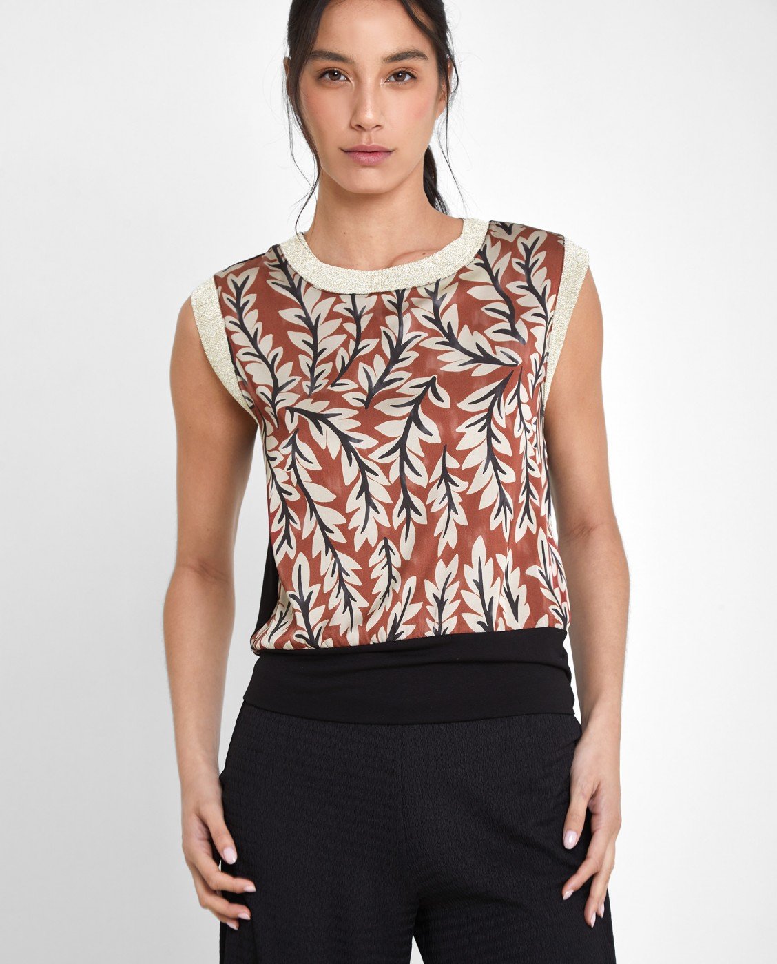 Camiseta estampada sin manga y cuello redondo cerrado

Composición: 100% Poliéster.

Se recomienda lavar a mano o en lavadora hasta 30º. No usar lejía, planchar suavemente del revés hasta 110º y no usar secadora.