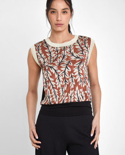 Camiseta estampada sin manga y cuello redondo cerrado

Composición: 100% Poliéster.

Se recomienda lavar a mano o en lavadora hasta 30º. No usar lejía, planchar suavemente del revés hasta 110º y no usar secadora.