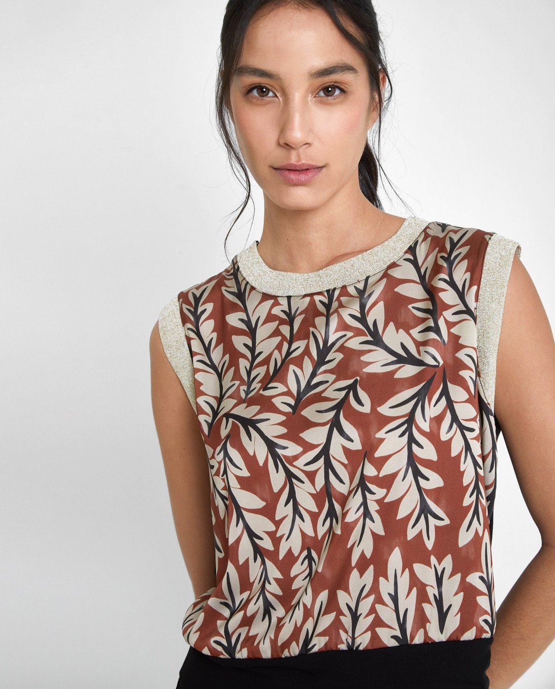 Camiseta estampada sin manga y cuello redondo cerrado

Composición: 100% Poliéster.

Se recomienda lavar a mano o en lavadora hasta 30º. No usar lejía, planchar suavemente del revés hasta 110º y no usar secadora.