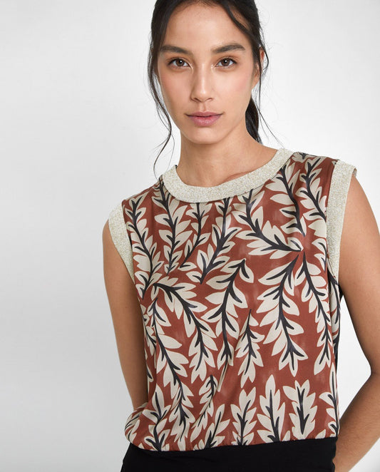 Camiseta estampada sin manga y cuello redondo cerrado

Composición: 100% Poliéster.

Se recomienda lavar a mano o en lavadora hasta 30º. No usar lejía, planchar suavemente del revés hasta 110º y no usar secadora.